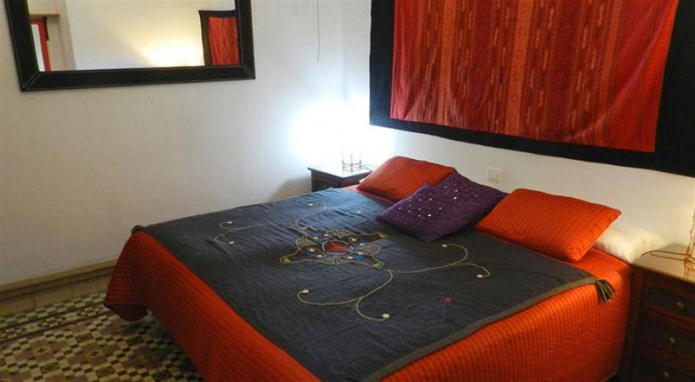 Villa Alicia Guest House Málaga Exterior foto A bed with a duvet