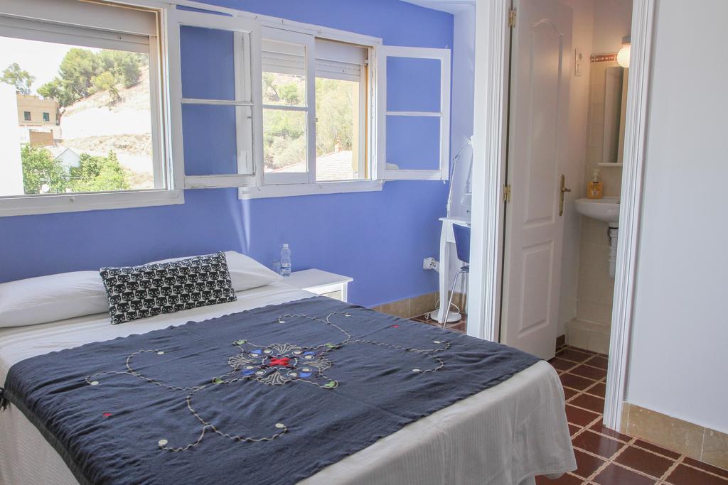 Villa Alicia Guest House Málaga Exterior foto A bedroom at the hotel