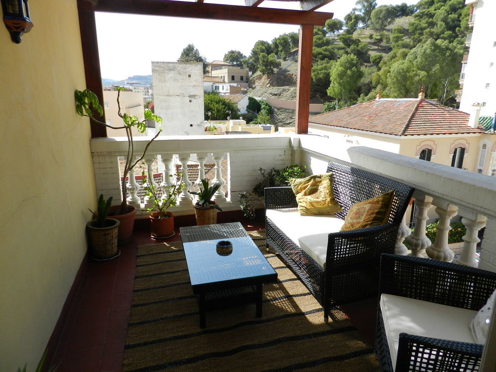Villa Alicia Guest House Málaga Exterior foto A balcony