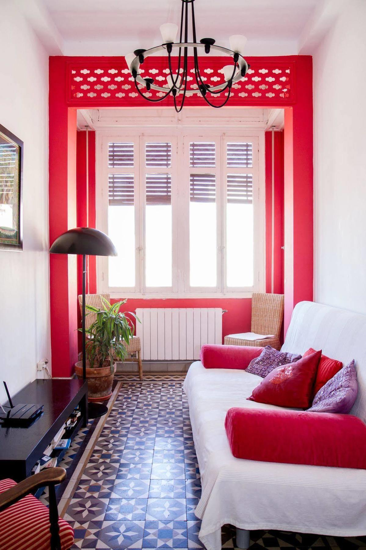 Villa Alicia Guest House Málaga Exterior foto A room with a red colour scheme