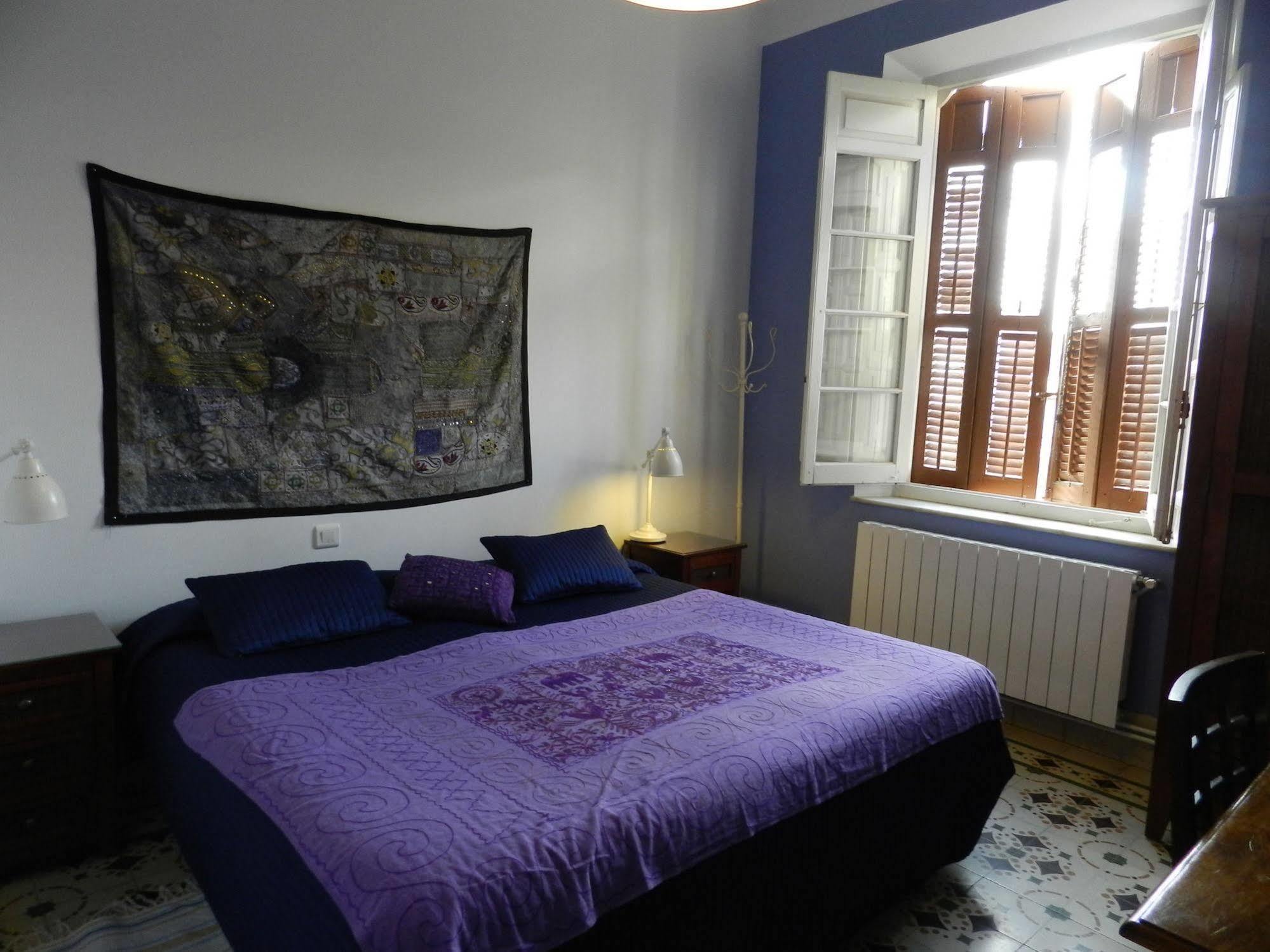 Villa Alicia Guest House Málaga Exterior foto A bedroom in a guest house in Spain