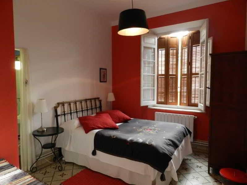 Villa Alicia Guest House Málaga Exterior foto A bedroom in a guest house in Spain